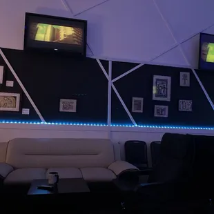 Great chill please. A lot of TVs.