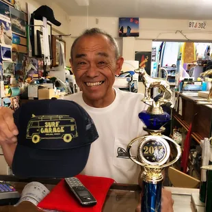 オリジナル帽子をゲットしたよ トロフィーは愛犬がサーフィン大会で準優勝だって！ 凄いね