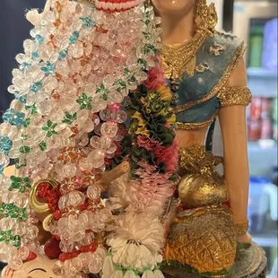 Statue at the counter