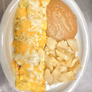 an omelet and chips