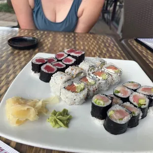 3 rolls tuna, smoked salmon, and yellowtail. They all were ok. I would say they are only ok and I have had fresher.