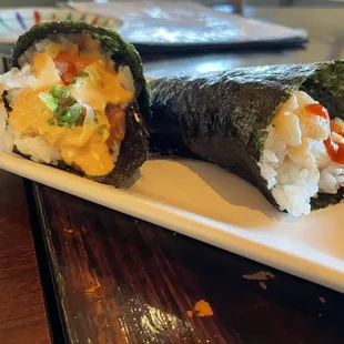 Spicy salmon &amp; scallop hand roll.