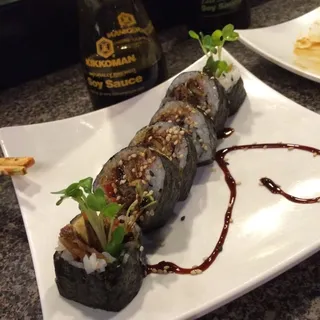 C12. Salmon Skin Roll