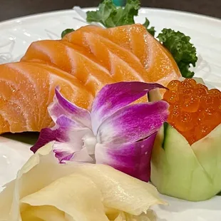 Salmon sashimi and Ikura sashimi a la carte