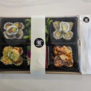 4 Rolls Box. Packed so nicely with chopsticks, napkins, and extra soy sauce in the white packet.