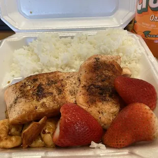 Salmon with white rice and strawberries