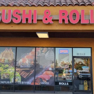 outside, ramen and noodles