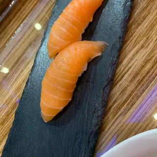 Salmon nigiri