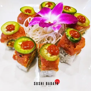 *Sushi or Dead
-Deep fry spicy mini lobster inside with jalapeños,avocado top with spicy tuna topped with jalapeños and chilly sause