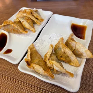 T6. Gyoza Dumplings