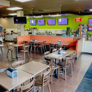 the interior of a fast food restaurant