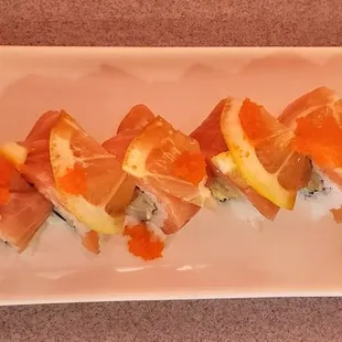 49ers roll (8 pieces, inside: shrimp tempura, avocado, outside: salmon, fish roe, lemon, $16) - lemon was interesting!