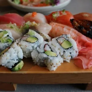 http://www.starkinsider.com/2010/04/sushi-california-berkeley-fresh-raw-fish-and-live-music-lures-in-foodies.html