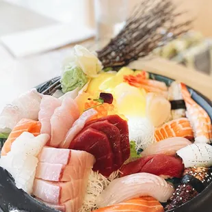 | 32 PCS SUSHI, SASHIMI, + ROLL |