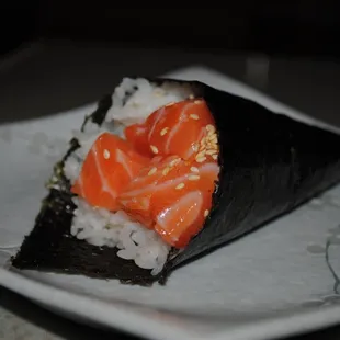 salmon hand roll