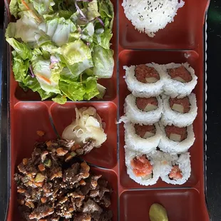 Bento box (beef yaki with spicy tuna roll)