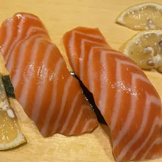 2 Pieces Salmon Sushi