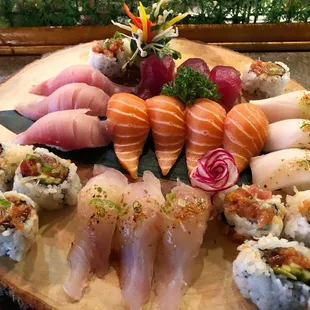 Sushi Combo with spicy tuna roll !! + extra orders of sushi !! Look how thick the fishes are !!!!