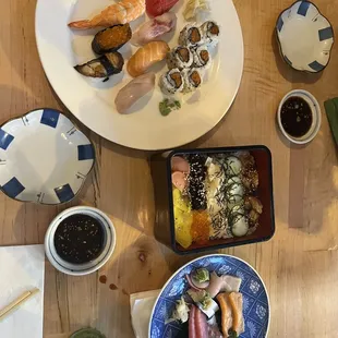 Deluxe assorted sushi and Gakyu Chirashi
