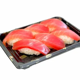 Tuna nigiri $8