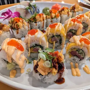 Look at the fantastic Mango Tango roll - I would have preferred it without the hot sauce.