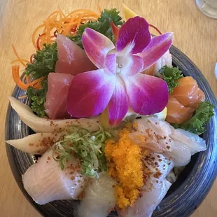 Chirashi sushi