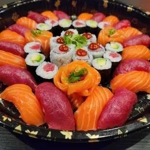 Lover Flower, come with 14pics salmon sashimi, 3 Maki Rolls by the chef picks, 21 pics Nigris
Call for place order