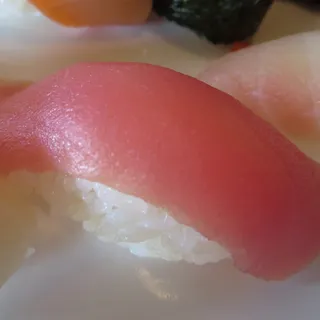 Tuna nigiri