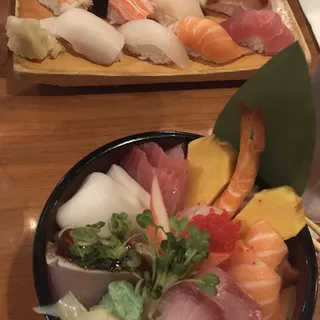 Sushi Dinner B (8 pc Nigiri 1 Roll)