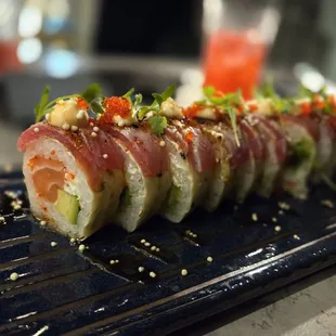 Sushi tuna tataki roll