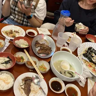 Mandu guk, Haemul pageon, kalbi, but-gogó sushi rolls