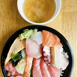 Got their Chirashi for takeout. The fish is fresh, the tuna was the best, it almost tastes like toro. The sushi rice is not bad.