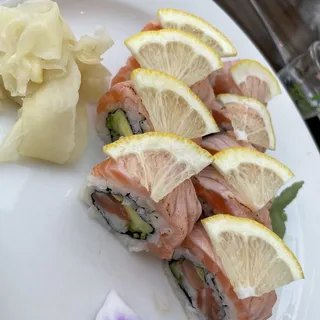 Salmon Tataki Roll