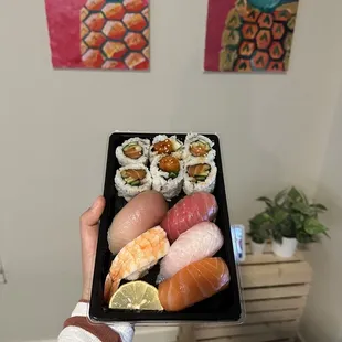 5 Pieces of Sushi with Spicy Salmon Roll