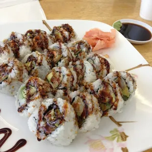 Tempura maki and smoked salmon maki for lunch! Great presentation and amount for the price :)