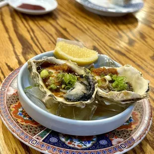 Yes, raw oysters on the conveyer!! Yum!!