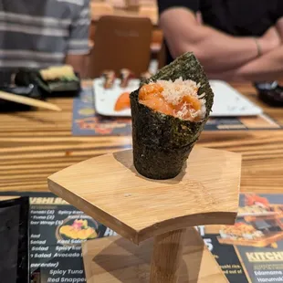 Spicy salmon handroll