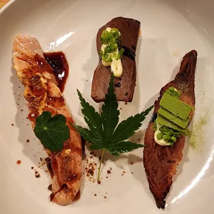 VIP menu, salmon in espresso sauce, aged tuna and matcha tuna. You can't imagine how good they are!
