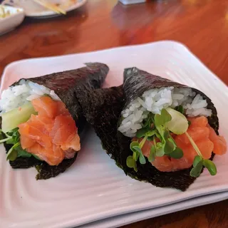 Salmon hand roll