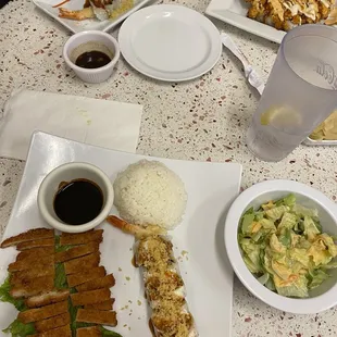 Great atmosphere. Food was delicious ! Definitely going back .