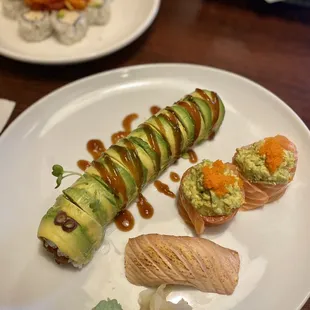 a plate of sushi with avocado