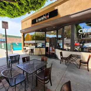 the outside of a restaurant