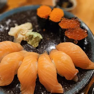 Nigiri : sake, ikura &amp; masago