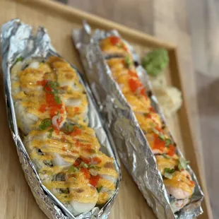 Scallop King Roll - Left  Lion Kink Roll - Right