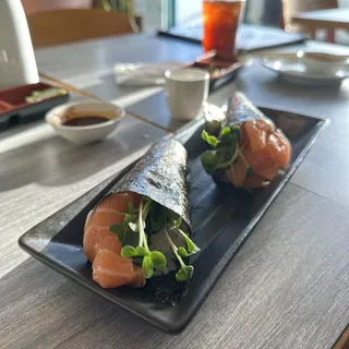 Salmon Hand Roll