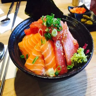 sashimi bowl
tuna,salmon,albacore with rice and poke sauce