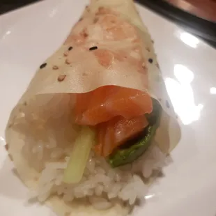 Salmon handroll