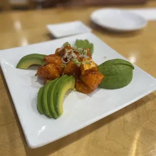 Spicy salmon tartare (appetizer)