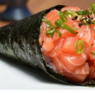 Salmon hand roll