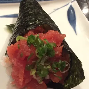Spicy tuna hand roll
